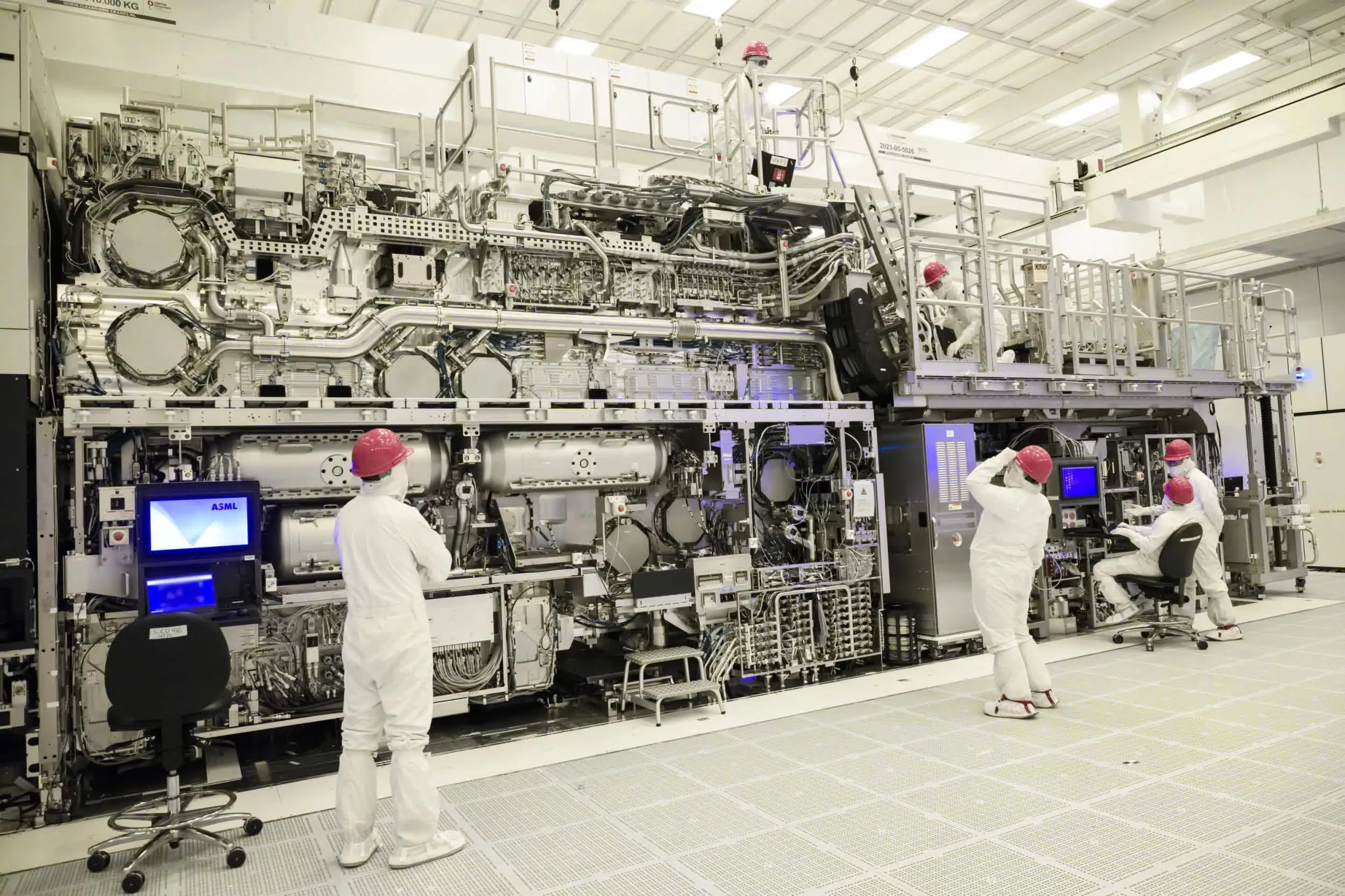 US Confronts ASML Over Possible EUV Machine in China, Escalating Chip Export Controls